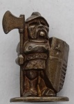 Miniatura de Metal Kinder Ovo Anos 90 - Soldado Medieval (Peão)Figura ricamente detalhada com expressão facial característica, segurando um machado de batalha e um escudo grande.