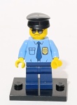 Policial (Policeman) clássico da linha LEGO City, reconhecido por seu uniforme azul claro e acessórios de autoridade.Este modelo de oficial aparece em diversos conjuntos da linha City, como o 60239 - Police Patrol Car (Carro Patrulha da Polícia) e o 60210 - Sky Police Air Base