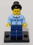 LEGO Vovó / Mulher com Suéter de Inverno, composta por peças originais que aparecem em diversas linhas como LEGO City e LEGO Ideas. Versões similares desta figura (como a idea041 ou hol350) aparecem em conjuntos como o LEGO Ideas Pop-Up Book e calendários de advento