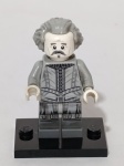 Nick Quase-Sem-Cabeça (Nearly Headless Nick), o fantasma da casa Grifinória, da linha LEGO Harry Potter  Lançada originalmente em 2018 como parte do conjunto 75954 - Hogwarts Great Hall (Grande Salão de Hogwarts).