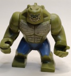 Crocodilo Assassino (Killer Croc), um dos vilões mais poderosos do Batman, na escala Big-Fig (figura grande) da LEGO Lançada originalmente em 2016 como parte do conjunto 76055 - Batman: Killer Croc Sewer Smash.