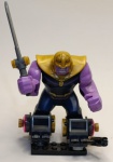 Thanos, o icônico vilão da Marvel, em sua escala Big-Fig (figura grande), baseada principalmente na sua aparição no filme Vingadores: Guerra Infinita. Esta versão específica é apresentada em conjuntos como o 76107 - Thanos: Ultimate Battle.