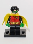 Robin, o fiel parceiro do Batman, pertencente à linha LEGO DC Super Heroes.Esta versão específica, com a máscara verde e o traje clássico detalhado, aparece em conjuntos como o 76122 - Batcave Clayface Invasion (Invasão à Batcaverna por Clayface).