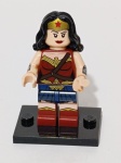 Mulher-Maravilha (sh221), baseada na versão da personagem interpretada por Gal Gadot no Universo Estendido da DC (DCEU). Integrante original dos conjuntos 76046 (Sky High Battle) e 76087 (Flying Fox)