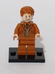 Fred ou George Weasley (hp122), personagens icônicos da saga Harry Potter. Exclusivo do conjunto raro 10217: Beco Diagonal (2011).