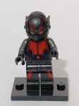 Hank Pym (sh202) em seu traje original de Homem-Formiga, conforme visto no filme de 2015. Exclusivo do conjunto raro 76039: Ant-Man Final Battle (2015).