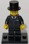 Groom (Noivo), um personagem recorrente em diversos conjuntos da LEGO, frequentemente utilizado em temas de casamento como o Wedding Favor Set (40197) ou como peça de topo de bolo. Pelo seu traje de gala clássico com cartola, também é identificado em contextos de colecionismo como um cavalheiro ou empresário.