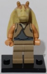 Jar Jar Binks (Printed Head), o carismático e desastrado Gungan de Star Wars: A Ameaça Fantasma. Lançada originalmente em 2011, esta versão (código sw0301) é um redesenho da figura clássica de 1999, apresentando detalhes impressos na cabeça em vez de olhos lisos.