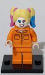 Harley Quinn (Prison Jumpsuit), identificada pelo código de colecionador sh599. Ela foi lançada originalmente em 2019 no conjunto LEGO DC Super Heroes 76138 - Batman and The Joker Escape.