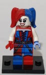 Arlequina (Harley Quinn), na versão com marias-chiquinhas azul e vermelha. Identificada pelo código sh260, ela foi lançada originalmente em 2016 como parte do conjunto LEGO DC Super Heroes 76053 - Gotham City Cycle Chase.