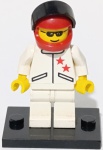 Piloto de Corrida clássico da LEGO, especificamente o modelo identificado pelo código jstr009. Lançada originalmente em 1998, esta peça fez parte de conjuntos promocionais da Shell, como o Race Car (2535).