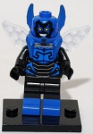 Besouro Azul (Blue Beetle), herói da DC Comics. Esta versão específica (código sh285) foi lançada originalmente em 2016 como parte do conjunto LEGO Super Heroes 76054: Batman: Scarecrow Harvest of Fear.