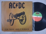 LP ACDC - FOR THOSE ABOUT TO ROCK WE SALUTE YOU CAPA DUPLA // CAPA CONFORME FOTOS // DISCO EM MUITO BOM ESTADO // PODE CONTER RISCOS QUE CAUSAM CHIADOS, RUÍDOS OU PULOS