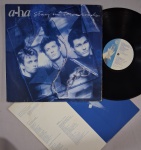 LP A-HA - STAY ON THESE ROADS C/ ENCARTE // CAPA CONFORME FOTOS // DISCO EM MUITO BOM ESTADO // PODE CONTER RISCOS QUE CAUSAM CHIADOS, RUÍDOS OU PULOS