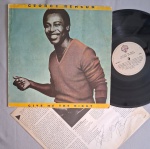 LP GEORGE BENSON - GIVE ME THE NIGHT C/ ENCARTE // CAPA CONFORME FOTOS // DISCO EM MUITO BOM ESTADO // PODE CONTER RISCOS QUE CAUSAM CHIADOS, RUÍDOS OU PULOS
