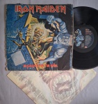 LP IRON MAIDEN - NO PRAYER FOR THE DYING C/ ENCARTE // CAPA CONFORME FOTOS // DISCO EM MUITO BOM ESTADO // PODE CONTER RISCOS QUE CAUSAM CHIADOS, RUÍDOS OU PULOS