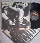 LP SCORPIONS - LOVE AT FIRST STING C/ ENCARTE // CAPA CONFORME FOTOS // DISCO EM MUITO BOM ESTADO // PODE CONTER RISCOS QUE CAUSAM CHIADOS, RUÍDOS OU PULOS