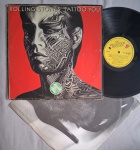 LP THE ROLLING STONES - TATTOO YOU C/ ENCARTE // CAPA CONFORME FOTOS // DISCO EM MUITO BOM ESTADO // PODE CONTER RISCOS QUE CAUSAM CHIADOS, RUÍDOS OU PULOS