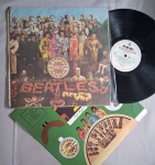 LP THE BEATLES - SGT, PEPPERS LONELY HEARTS CLUB BAND CAPA DUPLA C/ ENCARTE // CAPA CONFORME FOTOS // DISCO EM MUITO BOM ESTADO // PODE CONTER RISCOS QUE CAUSAM CHIADOS, RUÍDOS OU PULOS