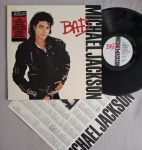LP IMPORTADO U.S.A MICHAEL JACKSON - BAD CAPA DUPLA C/ ENCARTE // CAPA CONFORME FOTOS // DISCO EM MUITO BOM ESTADO // PODE CONTER RISCOS QUE CAUSAM CHIADOS, RUÍDOS OU PULOS