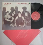 LP QUEEN - THE WORKS C/ ENCARTE // CAPA CONFORME FOTOS // DISCO EM MUITO BOM ESTADO // PODE CONTER RISCOS QUE CAUSAM CHIADOS, RUÍDOS OU PULOS