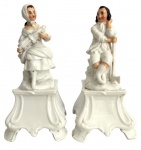EUROPA SEC XIX  - Par de esculturas em porcelana europeia policromada possivelmente alemã representando nobres com vestes sobre bases. Uma possui perda no verso. Meados séc. XIX. Ambas assinadas e numeradas. Mede 22cm.