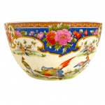 OLD SÈVRES ENGLAND - Rara saladeira em porcelana de sèvres fartamente adornado com motivo floral em rica policromia e figuras de faisões. Possui registro. Meados séc. XIX. Mede 13cm diâmetro.