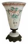 Magnifico vaso em opalina francesa branco leitoso fartamente adornada com ramalhetes de flores pintados à mão, amarrações em metal. Mede 32cm altura x 21,5cm diâmetro.