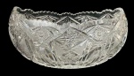 CHECOSLOVÁQUIA - Imponente centro de mesa em denso cristal tcheco translúcido, formato canoa com magnifica lapidação multifacetada. Borda entrecortada. Mede 27cm x 15cm.