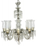 Palaciano lustre em cristal translúcido para oito lâmpadas, braços retorcidos com bobeches e mangas lapidadas em farto motivo floral, adornados com pingentes. Mede 86 x 65cm diâmetro.
