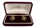 CASSIS - Par de abotoaduras em metal dourado, acondicionadas em embalagem original. Mede 9 x 5cm.