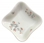 BAVARIA - Fruteira em pasta de porcelana BAVARIA adornada com ramalhetes de flores policromadas, borda em movimento com filete dourada. Mede 23 x 23cm.