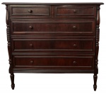 DONA MARIA - Cômoda em jacarandá, estilo Dona Maria, contendo cinco gavetas frontais sendo três grandes inferiores e duas menores superiores, protegidas por colunas torneadas ao estilo império. Mede 95cm altura x 50cm largura x 1m comprimento.