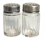 PRATA DE LEI - Par de delicados saleiros em cristal translucido e tampas em prata de lei. Periodo 1900. Mede 4cm.