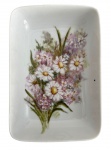 Pequena travessa ou petisqueira em clássica porcelana branca decorada com pintura afetiva à mão de flores e folhagens em policromia. Medida 16cm comprimento x 11cm largura x 3cm altura.