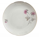 REAL - Prato para bolo em porcelana esmaltada da manufatura Real, adornado com ramalhetes de flores em policromia e filete em vibrante ouro. Apresenta registro. Mede 28cm de diâmetro.