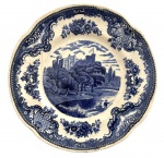 Prato raso em porcelana esmaltada SÃO CAETANO adornado com paisagem em azul e branco, possui registro no verso. Discreto bicado no verso. Mede 18,5cm.