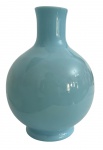 Vaso em opalina francesa azul, formato bojudo. Meados 1900. Mede 25cm altura.