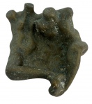 SUZANA LEVY (Rio de Janeiro, 1937 / idem, 2023) - Elegante peça escultórica em bronze maciço patinado, com forma orgânica e assimétrica que remete a dois corpos entrelaçados. O trabalho apresenta textura rústica e nuances de pátina esverdeada, conferindo charme e caráter envelhecido. Ideal como objeto de mesa ou centro de destaque em ambientes contemporâneos ou coleções de arte abstrata. Apresenta assinatura.Material: Bronze maciço patinadoAcabamento: Pátina natural com sinais de oxidação próprios do tempoDimensões (aprox.): 18 x 15cm. Estado de conservação: Bom, com leve pátina e marcas do tempo, que valorizam sua autenticidade