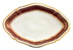 Travessa Porcelana Mauá. Elegante porcelana Mauá, formato losangular levemente ondulado. Decorados com faixa carmim e friso em ouro, em perfeito contraste com o branco clássico da peça. Mede 36cm x 24cm. Em excelente estado, ideal para colecionadores ou para compor uma mesa posta requintada.