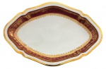 MAUÁ - Elegante travessa em porcelana Mauá, formato losangular levemente ondulado. Decorada com faixa carmim e friso em vibrante ouro, em perfeito contraste com o branco clássico da peça. Mede 32cm x 21cm. Ideal para colecionadores ou para compor uma mesa posta requintada. Marcas do tempo.