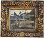 MANUEL MADRUGA  (Teresópolis, 1882  Rio de Janeiro, 1951) - Obra em óleo sobre madeira, "paisagem com lago", assinada no canto inferior esquerdo, proteção de moldura de madeira com entalhes florais e acabamento em folha de ouro. Possui selo da antiga casa Cavalire. Medida da obra 22,5cm x 27cm. Medida total 36,5 x 42cm.