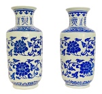 Par de vasos em porcelana chinesa, ricamente decorados em azul e branco com motivos florais e caracteres orientais. Peças de belo equilíbrio estético e excelente estado de conservação, ideais para composição decorativa clássica. Possui assinatura na base. Mede 37cm altura.