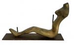 SUZANA LEVY (Rio 1937 / idem 2023)  Escultura de mesa em bronze dourado, representando figura feminina reclinada de formas orgânicas e estilizadas, sobre base metálica. Assinada na peça. Obra de linguagem moderna, marcada pela síntese de linhas e elegância das proporções. Mede  22 x 13,5 cm.