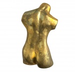 SUZANA LEVY (Rio 1937 / idem 2023)  Escultura em bronze dourado polido, representando torso feminino de formas sinuosas e estilizadas. Peça de composição moderna, destacando a valorização da anatomia e do movimento. Assinada na peça. Mede 18 x 11 cm.