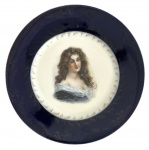 ALEMANHA DRESDEN - Raro prato decorativo para coleção em pasta de porcelana alemã com retrato feminino emoldurado por faixa azul-cobalto e delicados arabescos dourados. Pintado a mão. Marca em verde sob a base, Sec. XIX. Mede 20cm diâmetro.