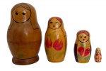 Conjunto de bonecas russas matrioskas em madeira, com pintura tradicional floral e acabamento envelhecido. Peças simpáticas e colecionáveis, mostrando marcas do tempo que realçam o charme artesanal. Ideal para decoração ou coleção vintage. Medida da maior 9cm de altura.