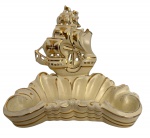Saboneteira  em cerâmica com craquelê, formato de concha com navio em alto-relevo e detalhes em dourado. Peça vintage de estilo náutico, ideal para decoração ou coleção, com charme clássico e sinais do tempo que valorizam sua estética. Mede 13cm de altura x 15cm de comprimento.