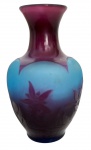 D'ARGENTAL - Gracioso vaso decorativo em pasta de vidro francesa com flores em relevo e belo degradê do azul ao roxo. Peça de estilo artístico ART NOUVEAU , elegante para coleção ou destaque decorativo, com delicadeza nas gravações florais e visual marcante. Na base a assinatura D'Argental (1919-2025) da marca de Paul Nicolas (1875-1952), discípulo de Émille Gallé (1846-1904). Mede 10,5cm de altura.