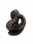 MARC BRANDANI - Escultura em terracota patinada de formas curvas e abstratas, assinada por Marc Brandani, irmão da artista Andréa Brandani. A peça apresenta movimento contínuo e acabamento escurecido, típica da escola contemporânea brasileira de escultura figurativo-abstrata. Excelente destaque de coleção.Meados anos 80. Mede 32 x 28 cm.